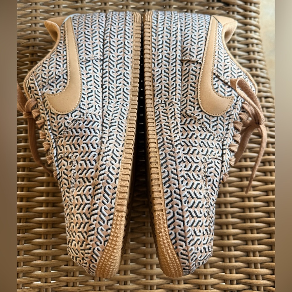 Nike Women's Beige Patterned Low-Top Sneakers